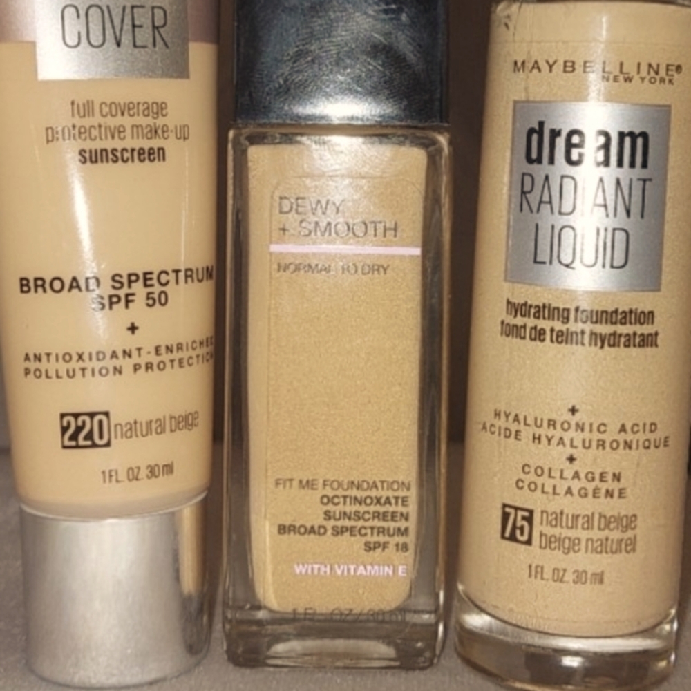 Maybelline fit me dewy and smooth foundation in 220 (natural beige)